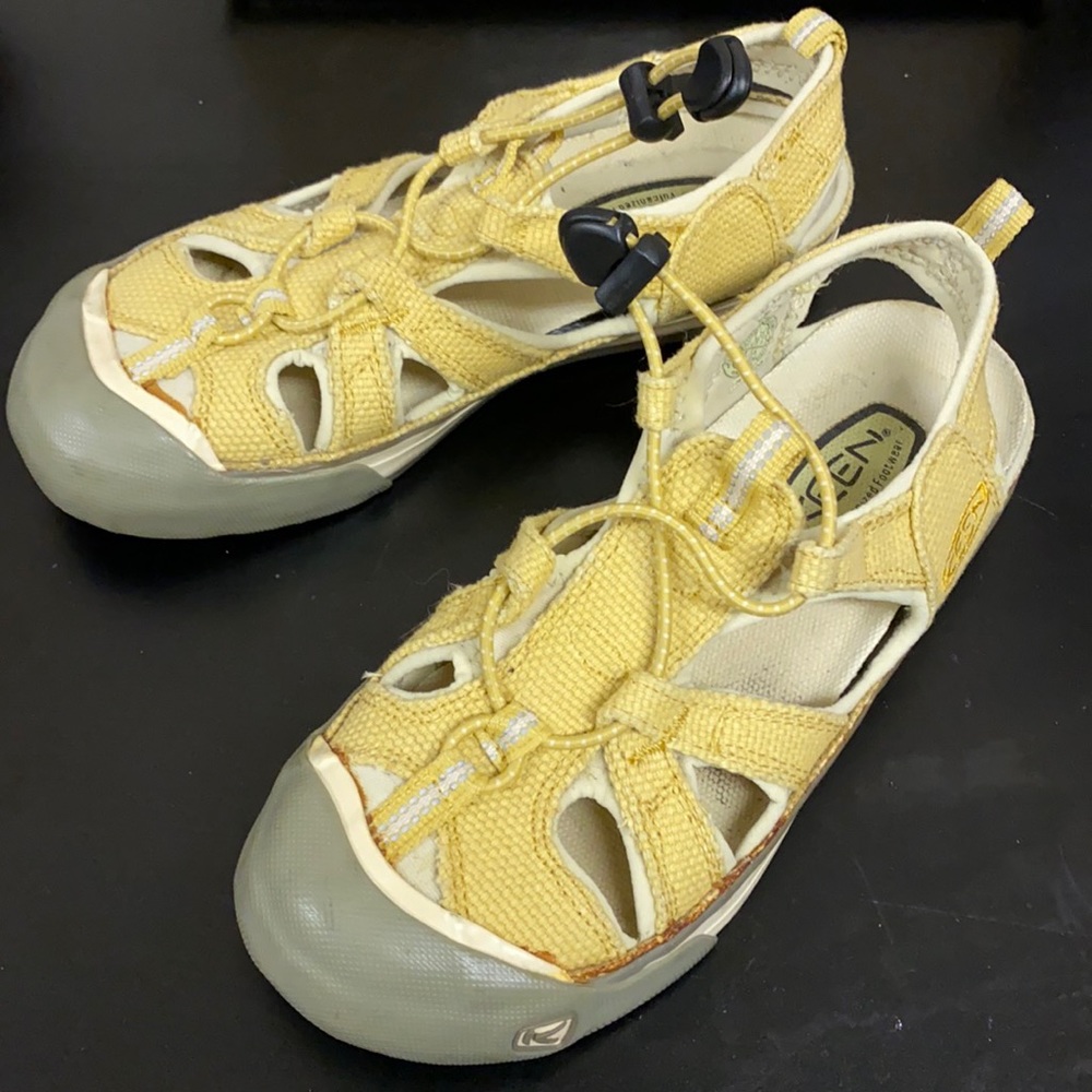 Keen sandals with adjustable pullers